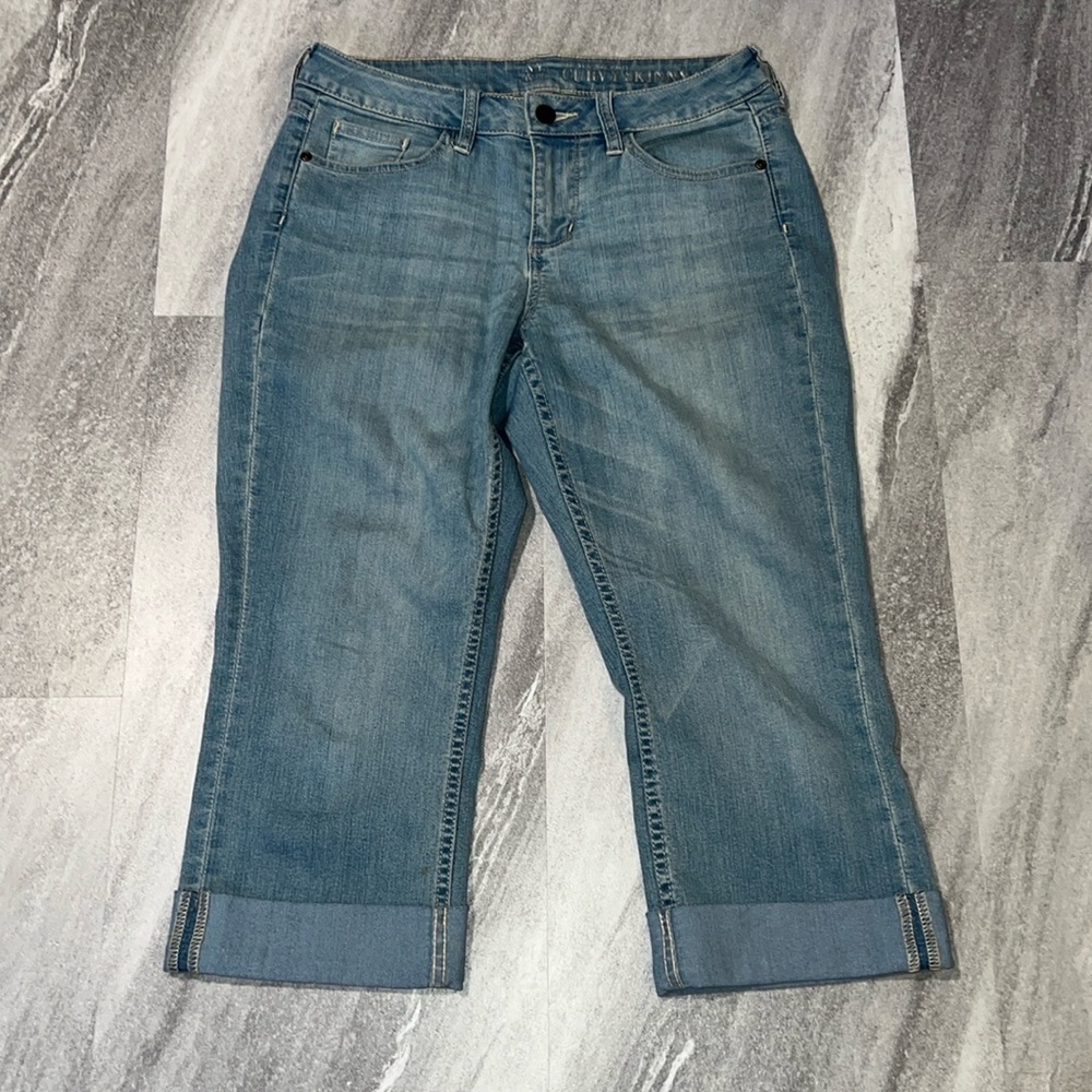 NY&Co light wash Soho Curvy Skinny Crop size 6 no holes cuffed at shin capri